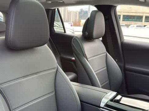 Used 2025 Mercedes-Benz GLC 350e 4MATIC image 33