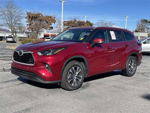 Used 2023 Toyota Highlander XLE image 1
