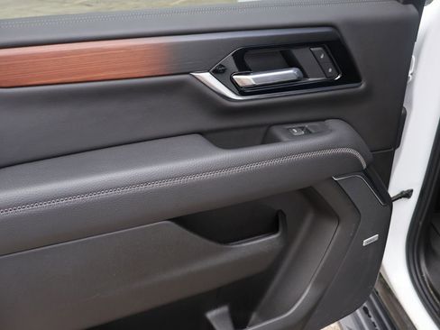 Used 2025 GMC Yukon XL Denali AWD/4WD image 11