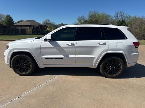 Used 2019 Jeep Grand Cherokee Altitude image 2