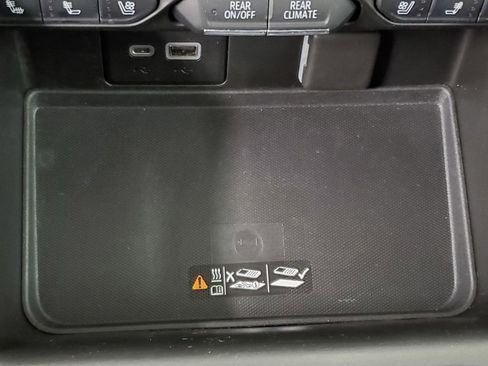 Used 2022 Chevrolet Tahoe High Country w/ Premium Package image 21