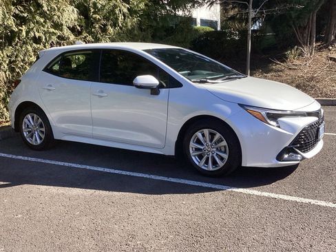 Used 2025 Toyota Corolla SE w/ SE Package image 7