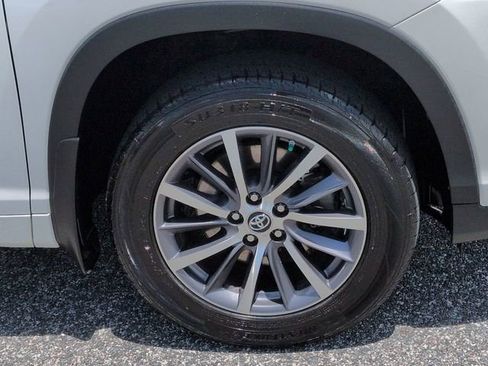 Used 2017 Toyota Highlander XLE AWD/4WD image 11