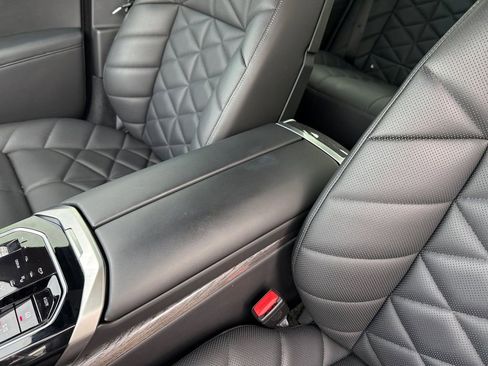 Used 2023 BMW 740i image 24