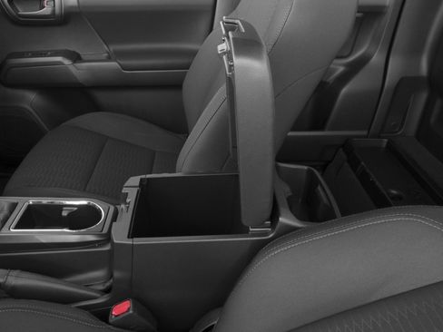 Used 2017 Toyota Tacoma SR image 9