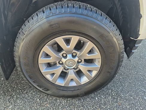 Used 2019 Toyota Tacoma SR5 w/ SR5 Appearance Package (SM) image 8