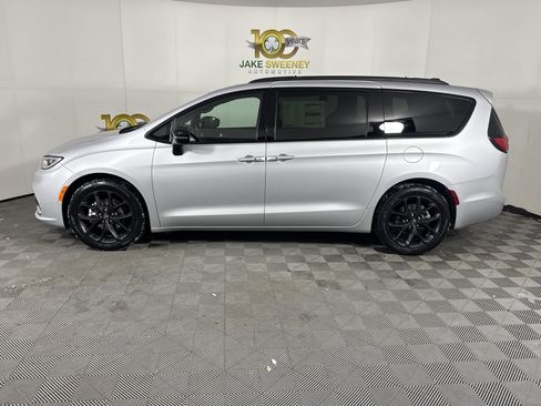 New 2026 Chrysler Pacifica Select w/ S Appearance Package FWD image 5