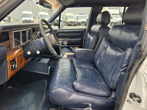 Used 1989 Lincoln Town Car Signature RWD image 4