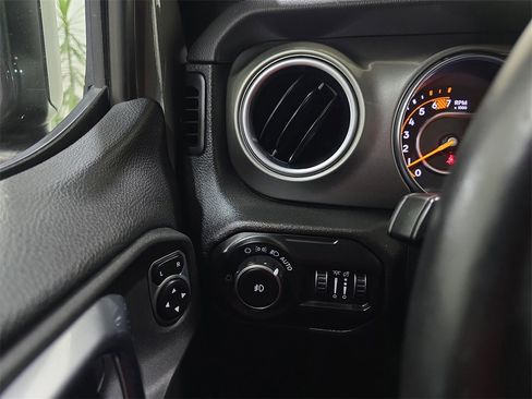 Used 2019 Jeep Wrangler Unlimited Sahara image 28