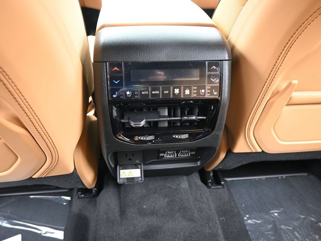 Used 2025 Jeep Grand Cherokee L Summit AWD/4WD image 33