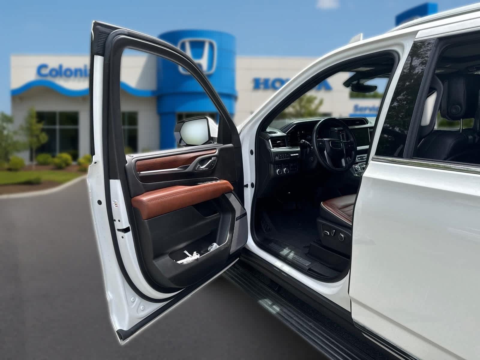 Used 2023 GMC Yukon XL Denali Ultimate AWD/4WD image 12