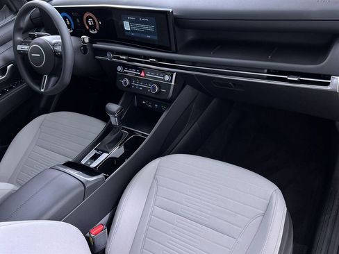 Used 2025 Hyundai Santa Cruz SE image 32