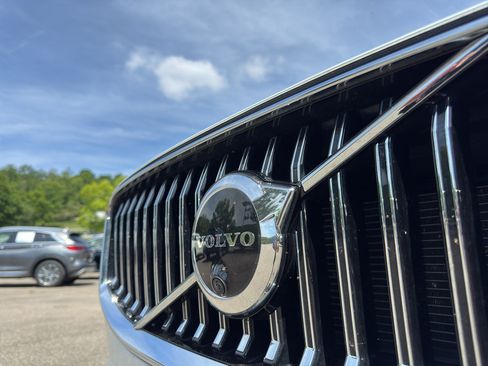 Used 2022 Volvo XC60 B5 Inscription w/ Advanced Package AWD/4WD image 2