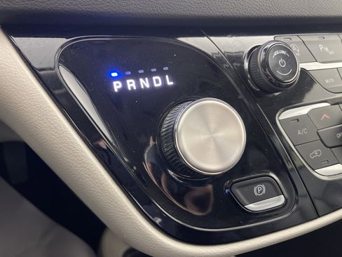 Used 2024 Chrysler Pacifica Touring-L image 24