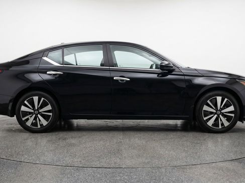 Used 2025 Nissan Altima 2.5 SV FWD image 11