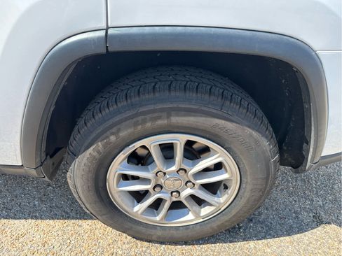 Used 2019 Jeep Grand Cherokee Laredo image 17