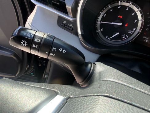 Used 2021 Toyota Highlander XLE AWD/4WD image 32