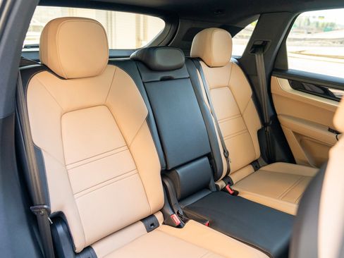 Certified 2025 Porsche Cayenne AWD/4WD image 19
