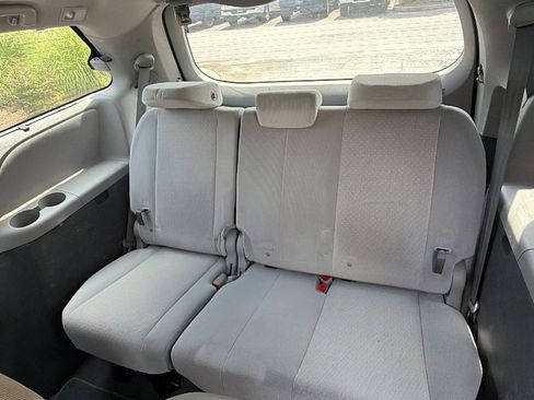 Used 2020 Toyota Sienna LE FWD image 23