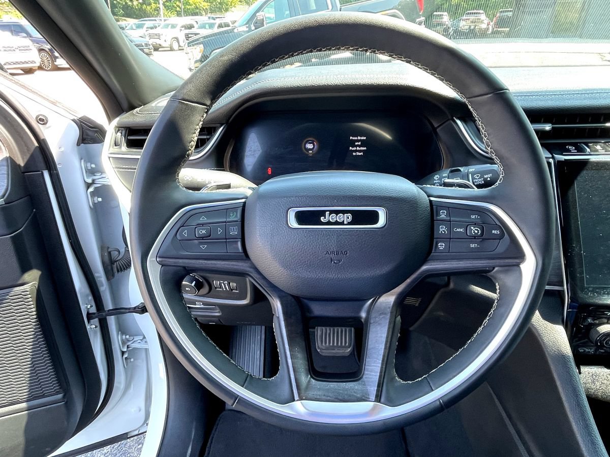 Used 2024 Jeep Grand Cherokee L Limited w/ Black Appearance Package AWD/4WD image 11