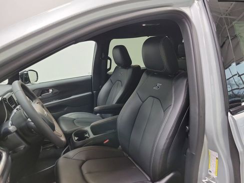 New 2026 Chrysler Pacifica Select w/ S Appearance Package AWD/4WD image 11