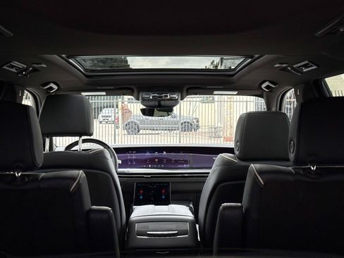 Used 2025 Cadillac Escalade ESV Sport AWD/4WD image 10