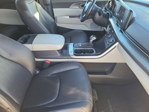 Used 2024 Kia Carnival LX image 10