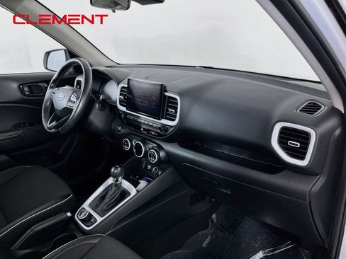 Used 2023 Hyundai Venue Limited FWD image 32