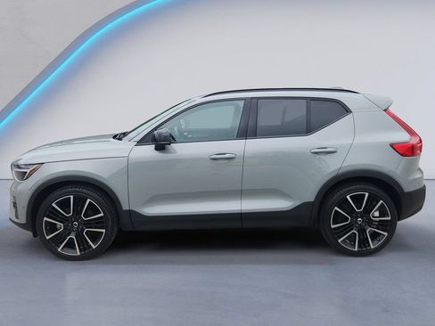 Certified 2025 Volvo XC40 B5 Plus AWD/4WD image 6