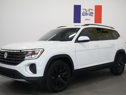 Used 2024 Volkswagen Atlas SE w/ Panoramic Sunroof Package image 8