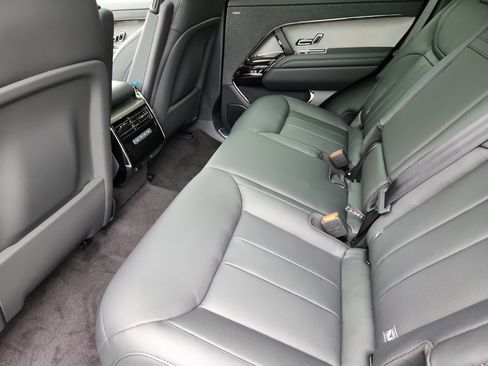 Used 2025 Land Rover Range Rover Sport SE image 5