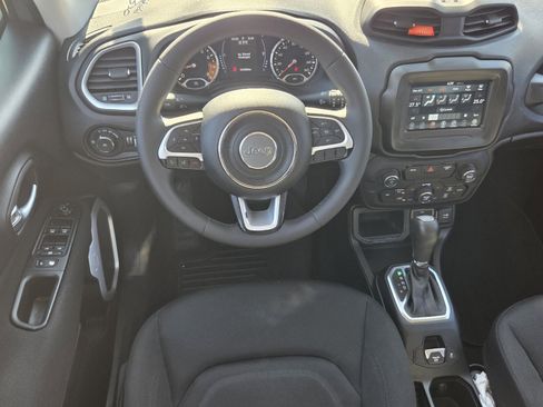 Used 2018 Jeep Renegade Latitude image 12