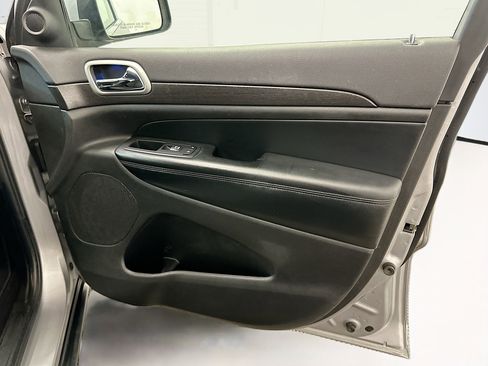 Used 2018 Jeep Grand Cherokee Laredo image 33