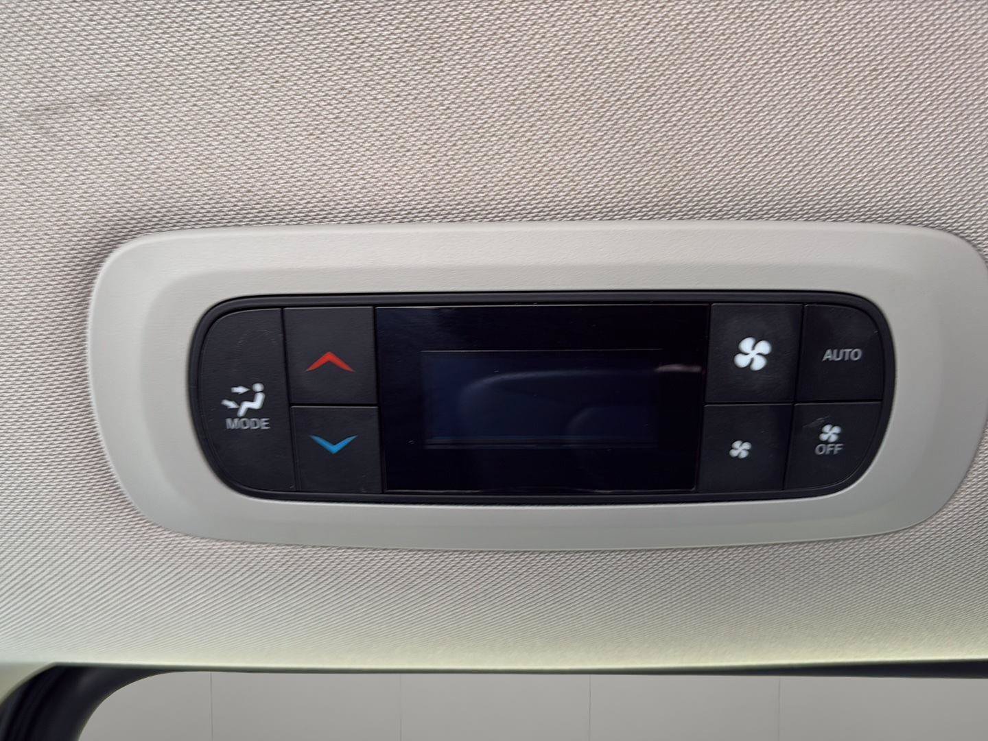 Used 2024 Chrysler Pacifica Limited FWD image 32