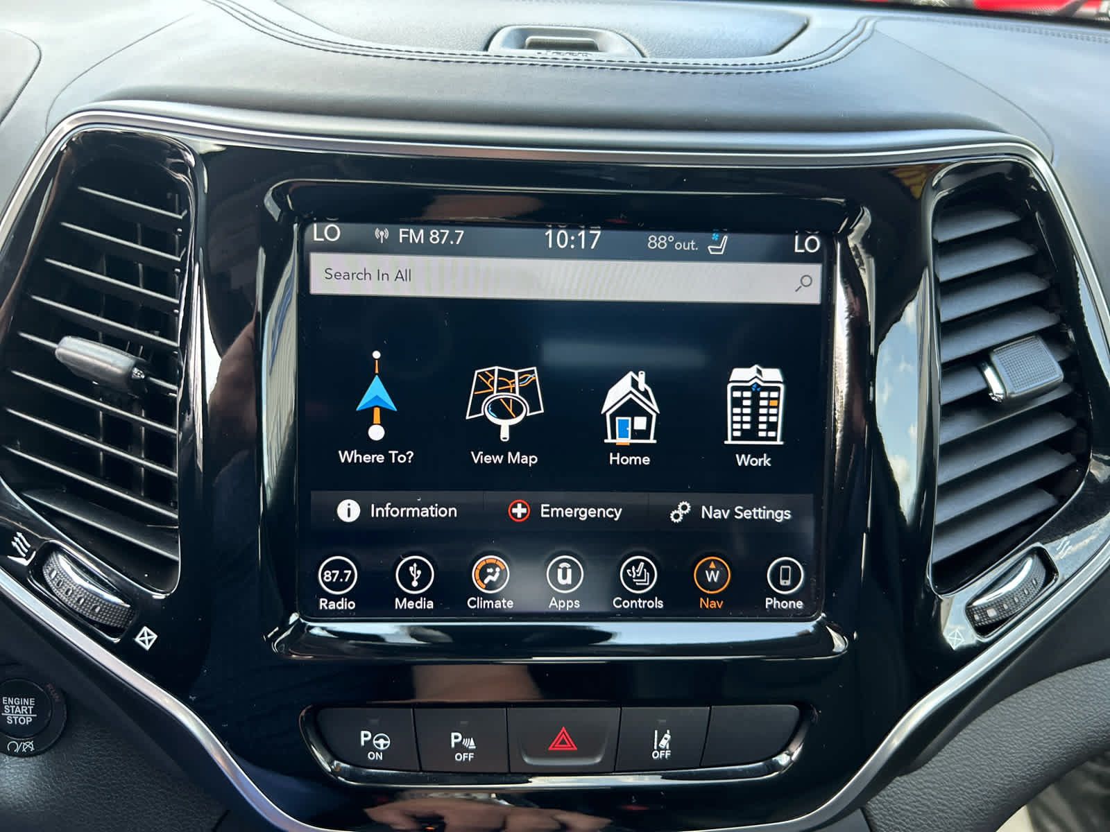 Used 2019 Jeep Cherokee Overland w/ Technology Group AWD/4WD image 16