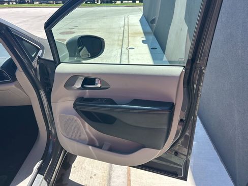 Used 2022 Chrysler Pacifica Touring-L image 14