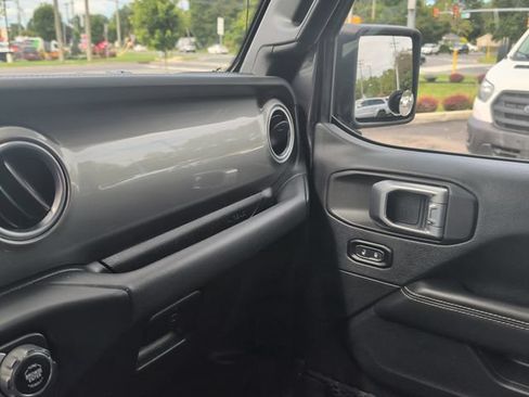 Used 2018 Jeep Wrangler Unlimited Sahara AWD/4WD image 12