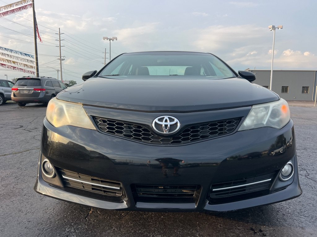Used 2012 Toyota Camry SE w/ Leather Pkg FWD image 2