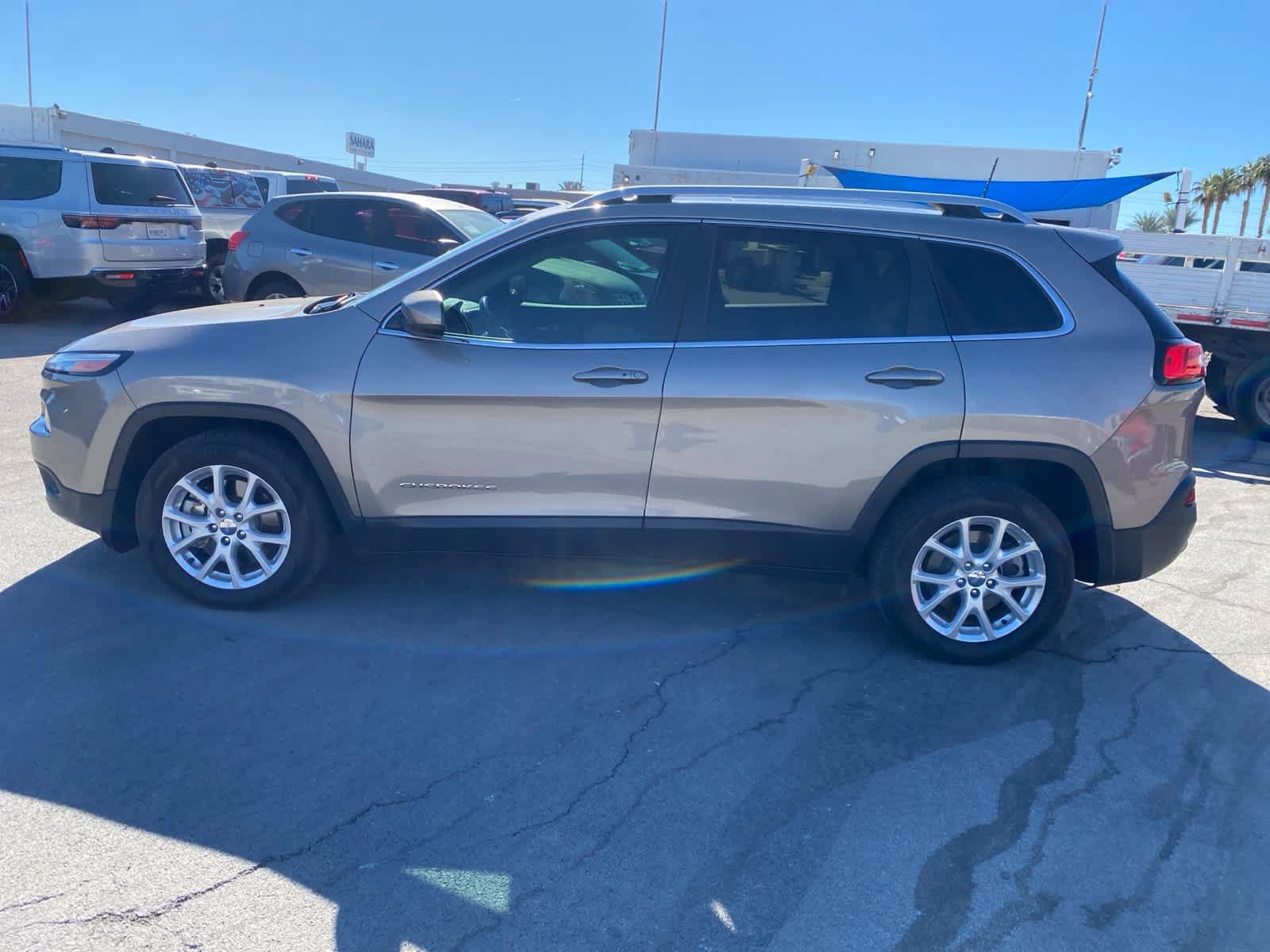 Used 2016 Jeep Cherokee Latitude w/ Comfort/Convenience Group FWD image 9