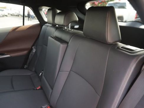 Used 2023 Toyota Venza XLE AWD/4WD image 13