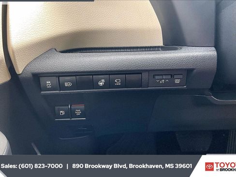 Used 2024 Toyota Sienna Platinum AWD/4WD image 25