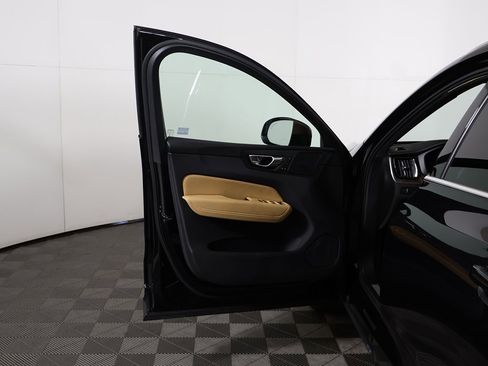 Used 2022 Volvo XC60 B6 Inscription w/ Climate Package image 22