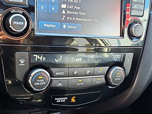 Used 2016 Nissan Rogue SL w/ SL Premium Package image 16