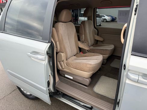 Used 2012 Kia Sedona LX image 10