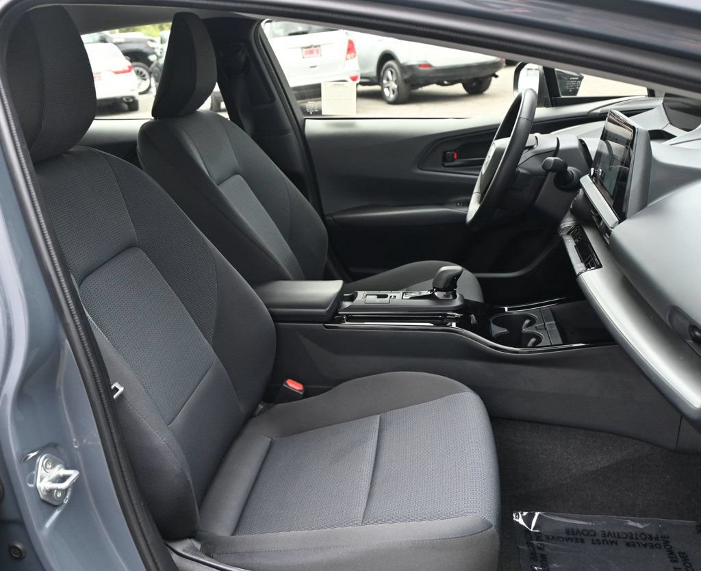 Used 2025 Toyota Prius LE FWD image 17