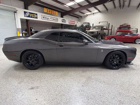 Used 2016 Dodge Challenger SRT Hellcat RWD image 9