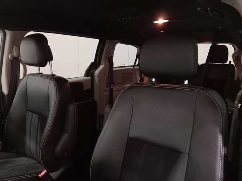 Used 2018 Dodge Grand Caravan SXT FWD image 16
