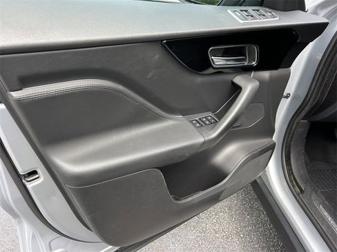 Used 2020 Jaguar F-PACE Premium image 8