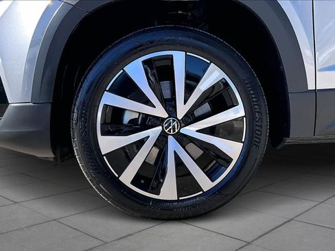 Certified 2023 Volkswagen Taos SE w/ Panoramic Sunroof Package image 11