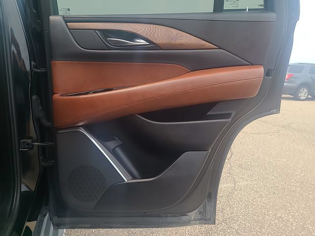 Used 2018 Cadillac Escalade Luxury AWD/4WD image 33